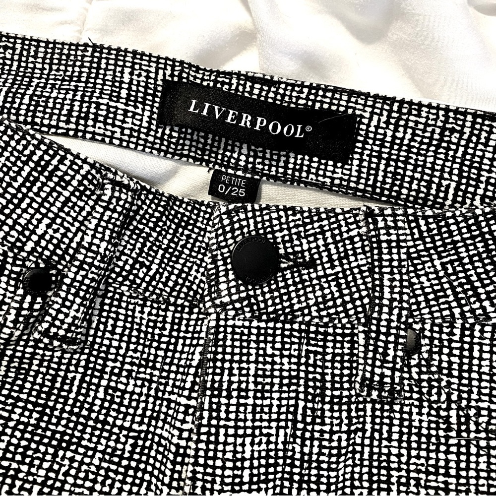 *SOLD* Liverpool Skinny Ankle Pants 🖤🤍